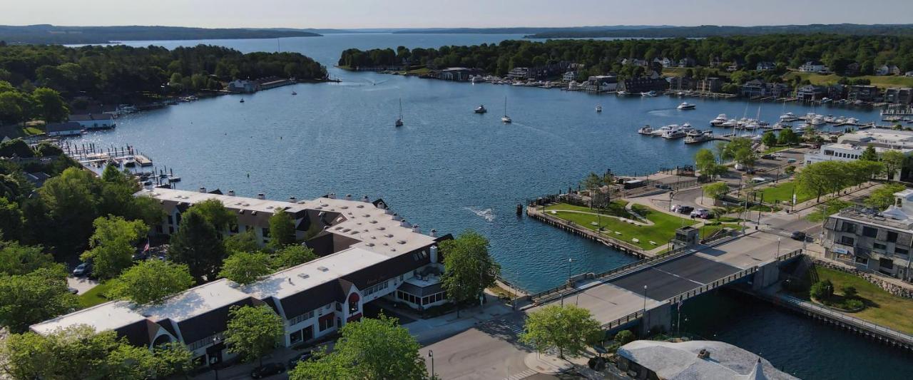 359 Edgewater Inn Charlevoix Ngoại thất bức ảnh